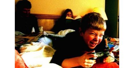 việc chơi điện tử và sử dụng mạng xã hội liên tục làm suy giảm thể chất trẻ em