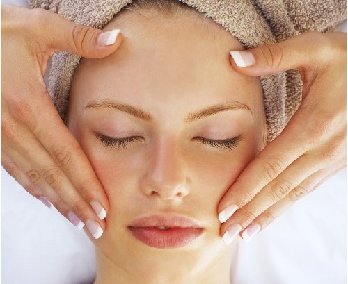 Tự massage mặt hàng ngày để da căng đẹp