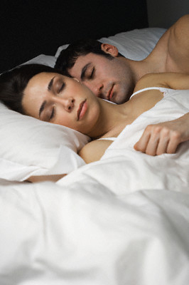 vợ chồng ngủ nude, không mặc gì đi ngủ, quan hệ vợ chồng